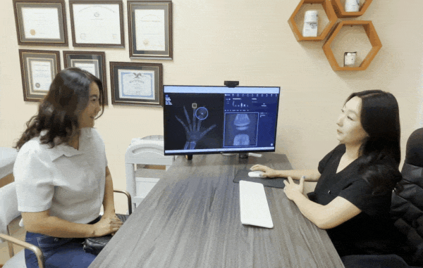 An I Grow Clinic nurse practitioner reviewing AI-driven bone age analysis results with a parent and child during a pediatric growth hormone consultation, helping the family understand remaining height potential before the growth window closes.